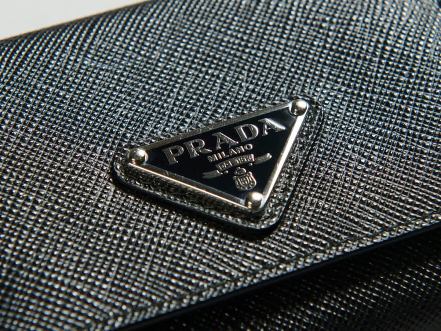「プラダ」で夏のボーナスで買うべき“ご褒美”黒財布は「サフィアーノ」レザーが大本命！［PRADA］