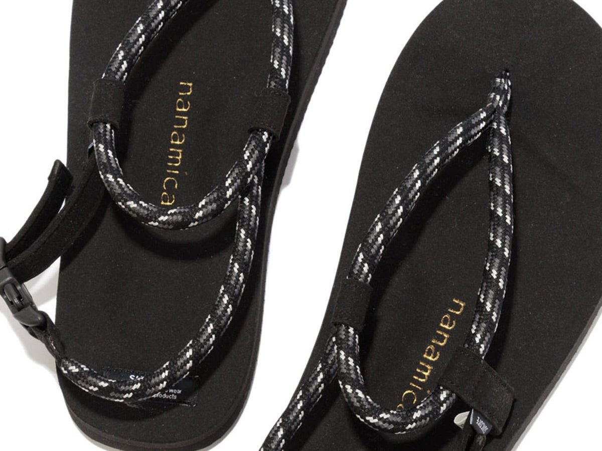 草履なのに都会的！「ナナミカ」と「スイコック」のコラボサンダルは粋なディテールの大人モノトーン！