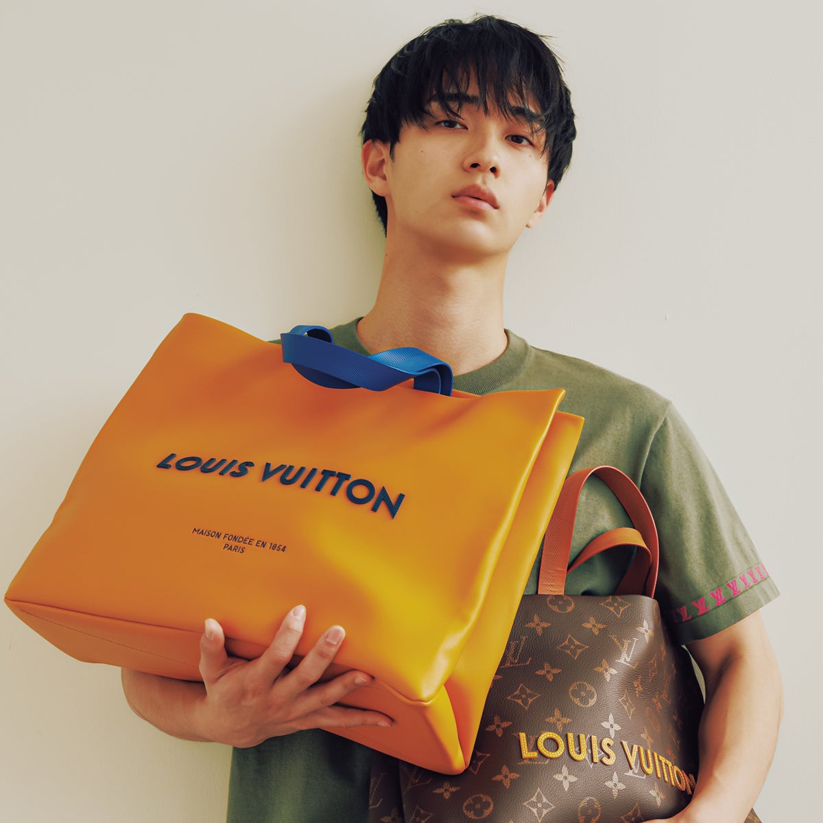 ルイ・ヴィトンのアイコンバッグを相棒に。野村康太、夏のワードローブ