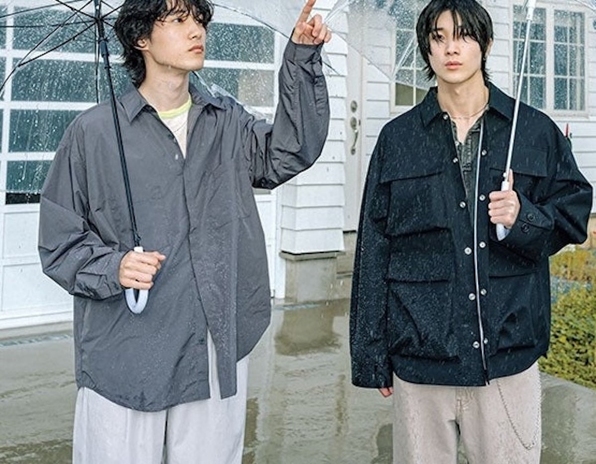 [Gallery] 雨の日だってオシャレを楽しめる「防水＆撥水名品」と正解着こなし６選！ 超軽量シェル、最高に“はじく”パンツ、撥水リネン...