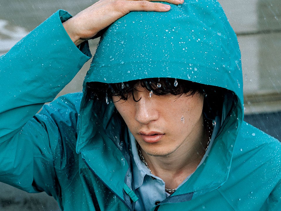 雨の日だってオシャレを楽しめる「防水＆撥水名品」と正解着こなし６選！ 超軽量シェル、最高に“はじく”パンツ、撥水リネン…