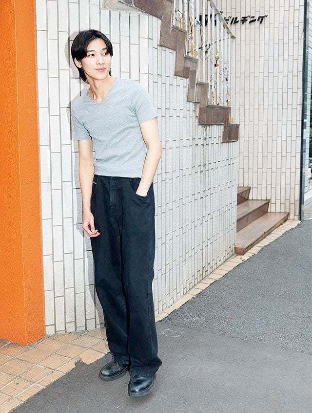 カルバンクラインのTシャツのオシャレな着こなし