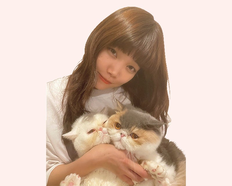 愛猫の二匹を抱くアーティストのセントチヒロ・チッチさん