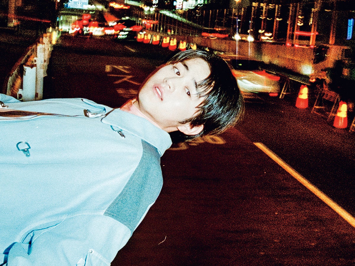 写真家・小見山 峻が撮る、鈴鹿央士。深夜のスクランブル交差点を走りながらシューティング！