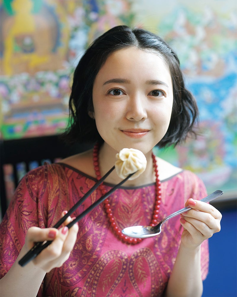 ネパールの小籠包「モモコ」を食べる上白石萌音
