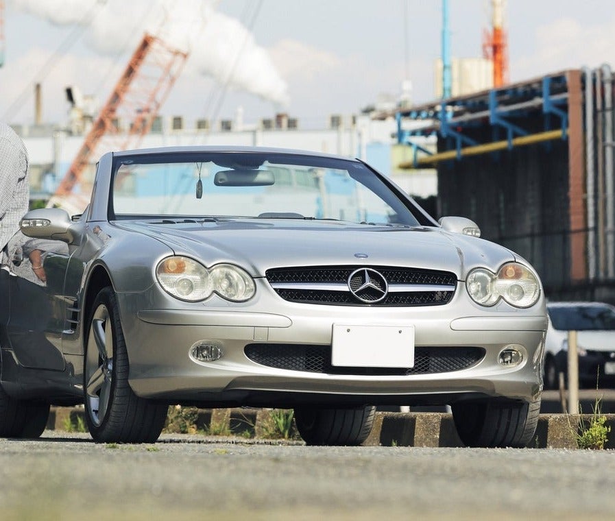 [Gallery] 「メルセデス・ベンツ SL500」は自分のルーツを辿って見つけた相棒。2000年代のムードをカッコつけて乗りこなす！【俺たち20代“クルマ・バイク”語り！／Vol.43 】