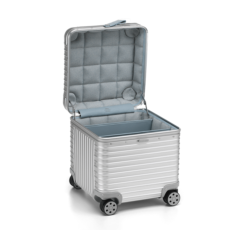 「RIMOWA Vitra 2025」アルミニウム スツール
シルバー&アイスブルーのトップを開けたところ