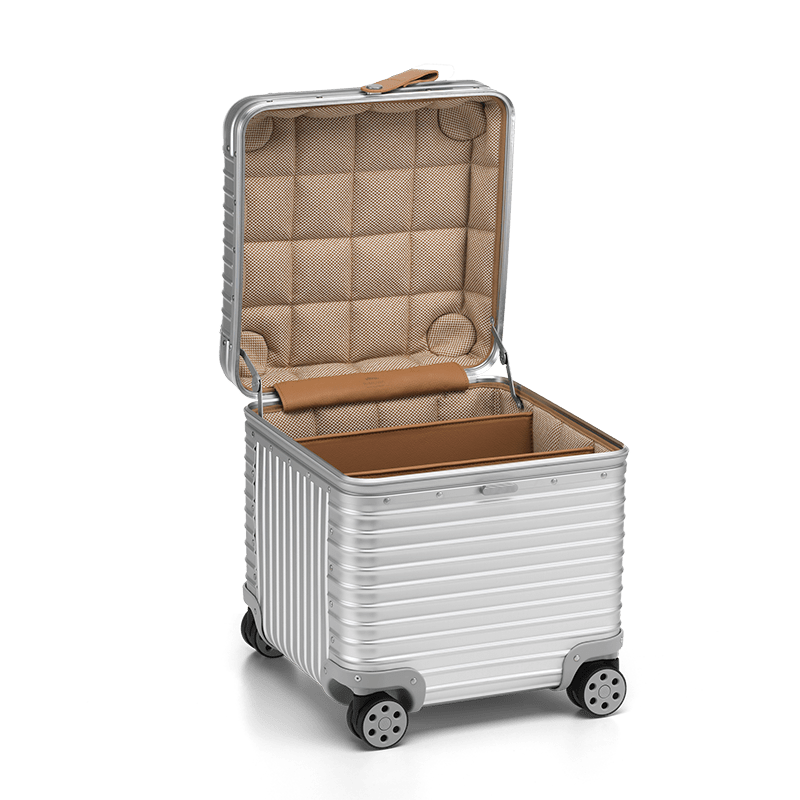 「RIMOWA Vitra 2025」アルミニウム スツール
シルバー&パピルスのトップを開けたところ