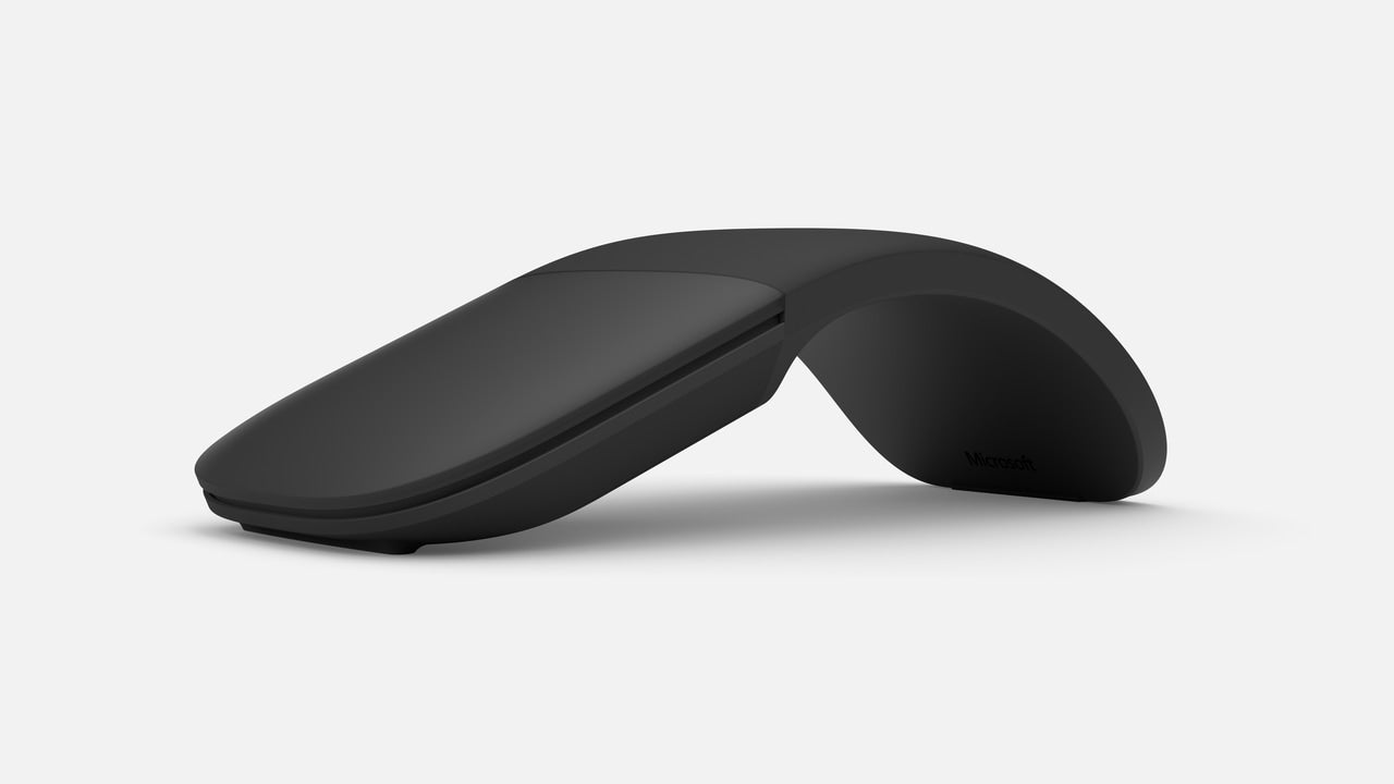 「Surface アーク マウス」の商品画像　色はブラック　曲げて電源オンの状態