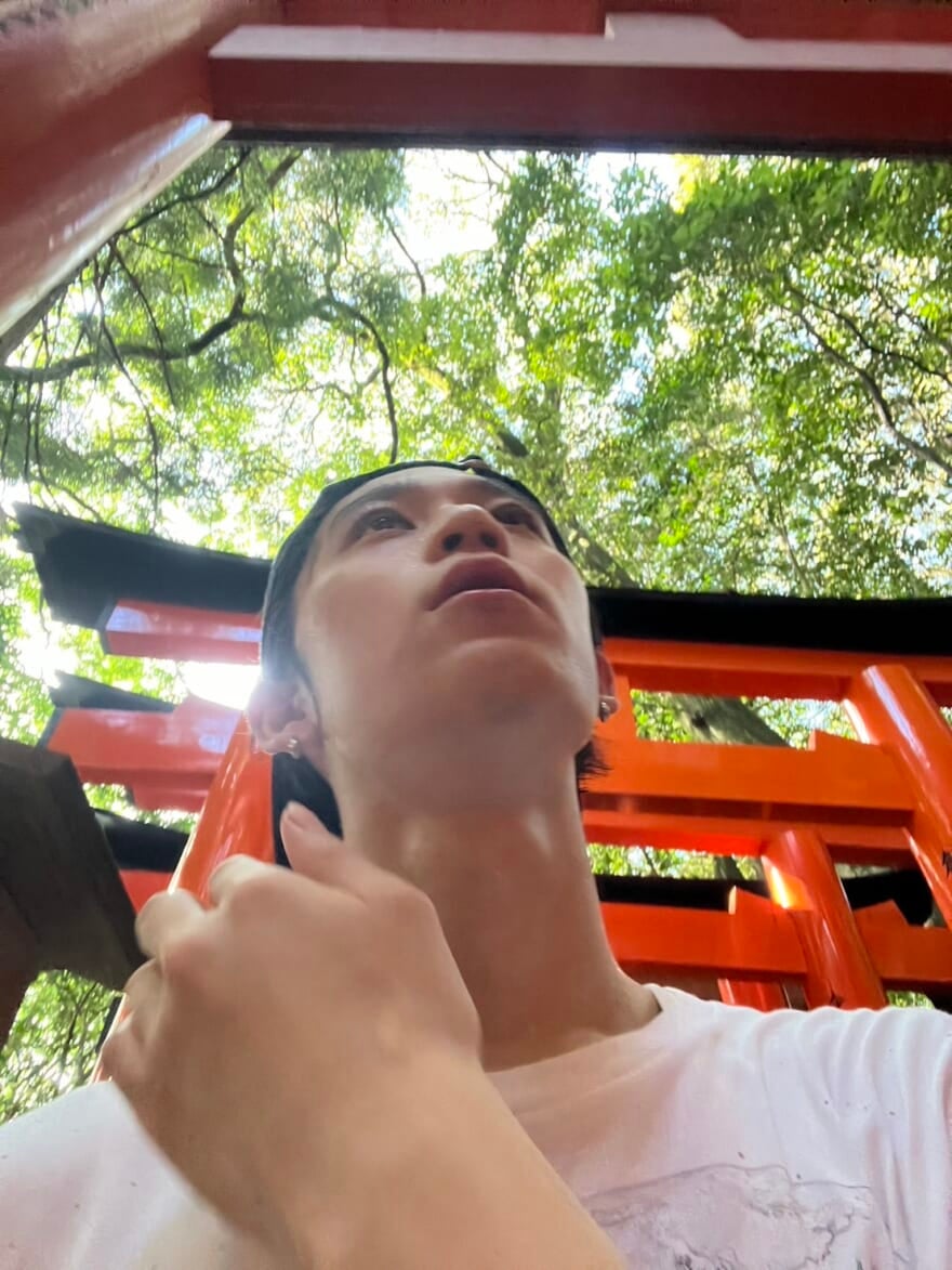 伏見稲荷神社にいる小方蒼介。