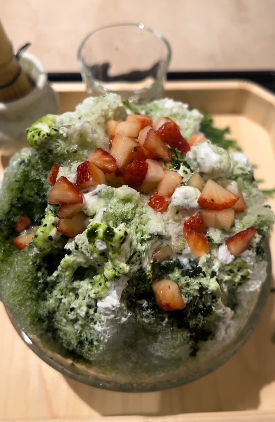 抹茶にイチゴがかかった大きなかき氷
