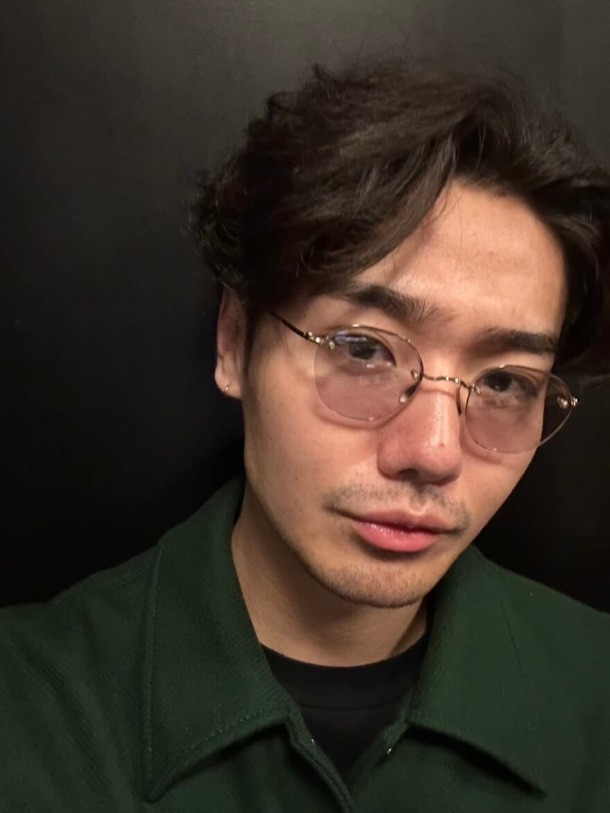 サングラスをかけた鈴々木響 