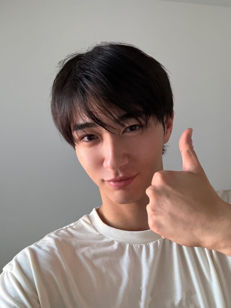親指を立てる野村康太