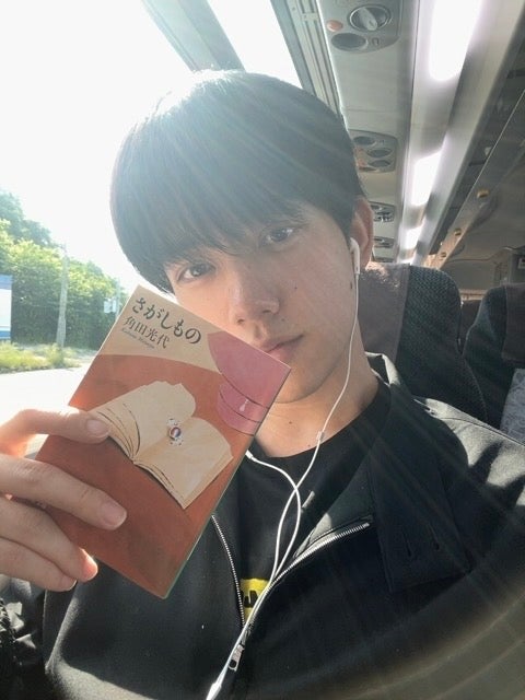 角田光代著『さがしもの』を持つ樋之津