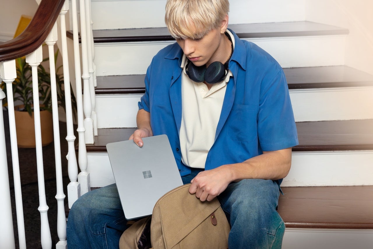 ノートPC「Surface Laptop 13 インチ」をバッグに入れているところ