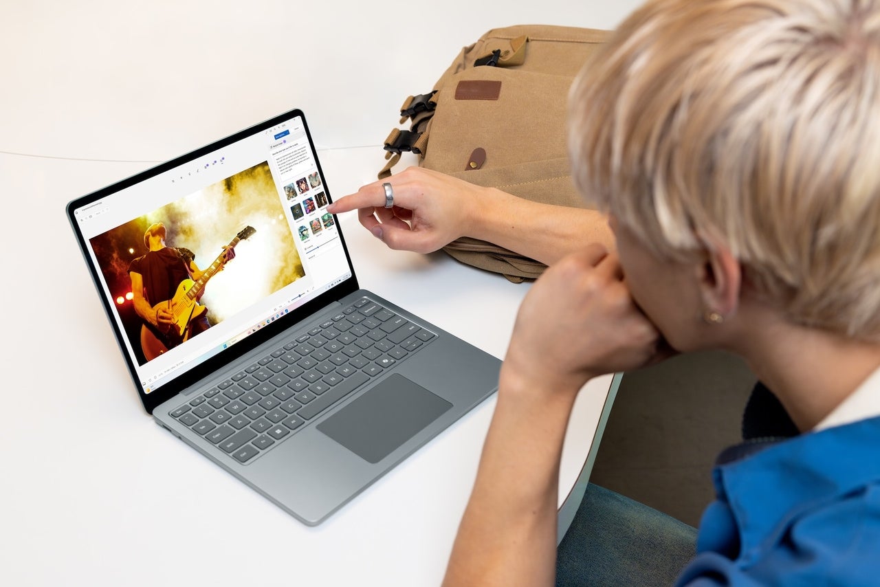 ノートPC「Surface Laptop 13 インチ」を使用しているところ1