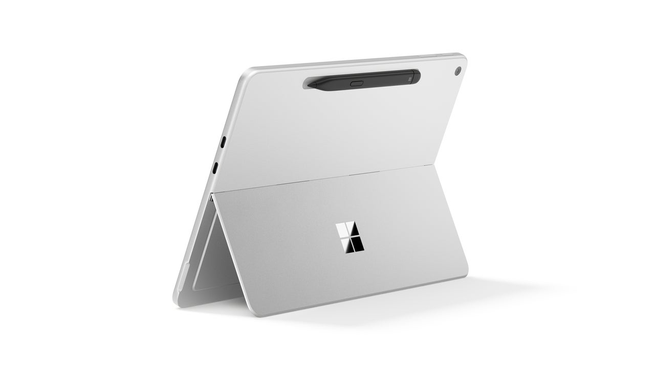 タブレット「Surface Pro 12 インチ」商品画像　色はプラチナ