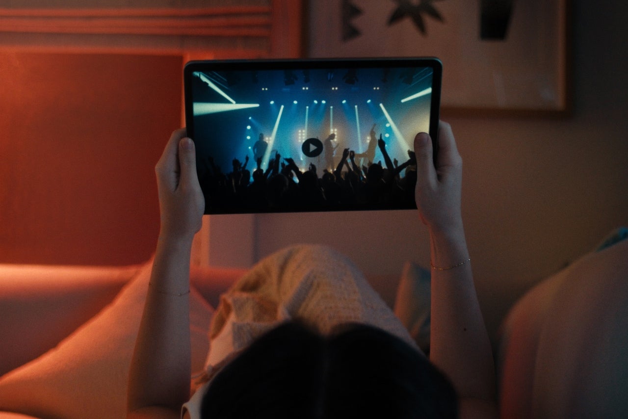 タブレット「Surface Pro 12 インチ」で動画を視聴しているところ