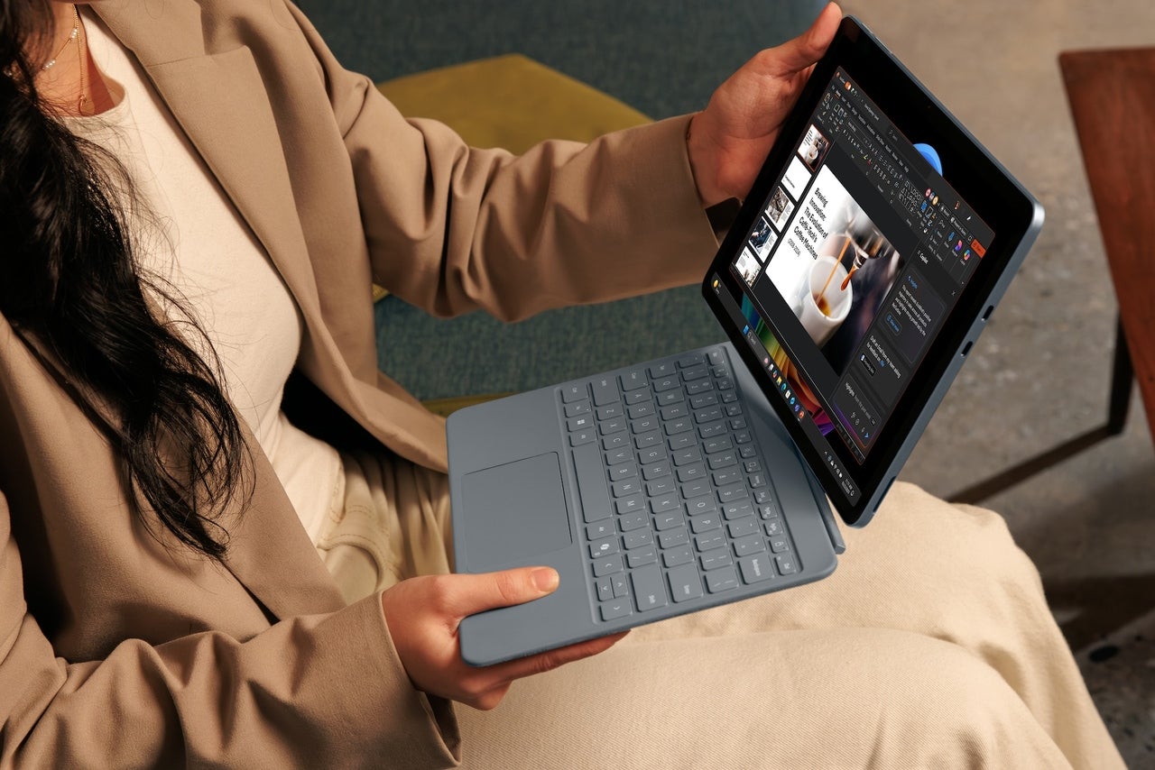 タブレット「Surface Pro 12 インチ」を使用しているところ2