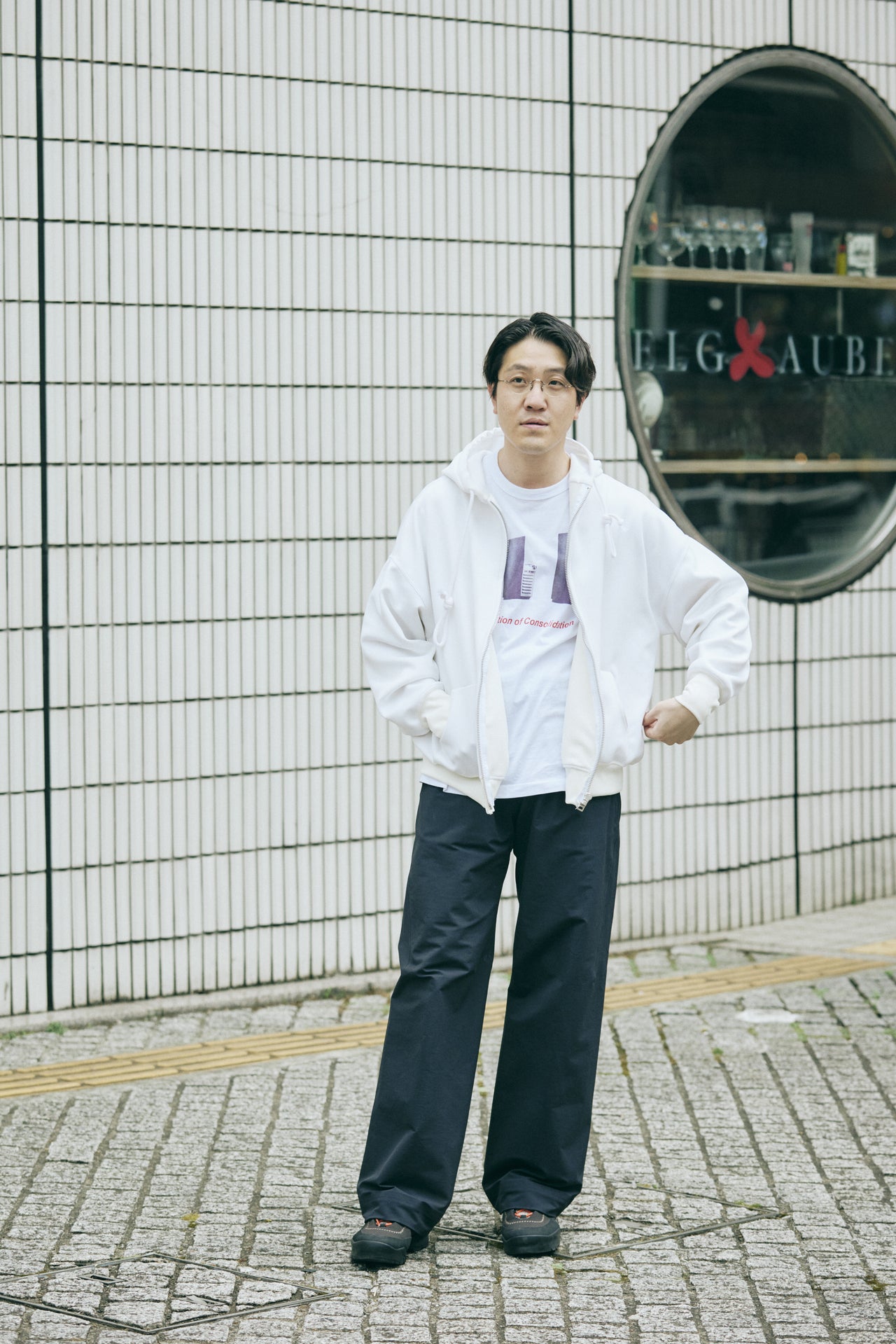 ③〈VEILANCE〉のパンツの雨の日コーデの全身