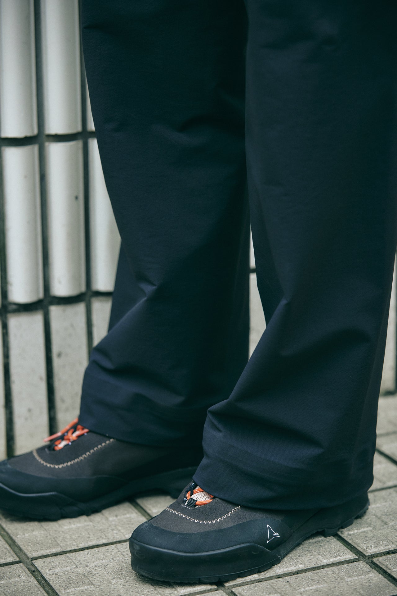 ③〈VEILANCE〉のパンツの雨の日コーデの足元