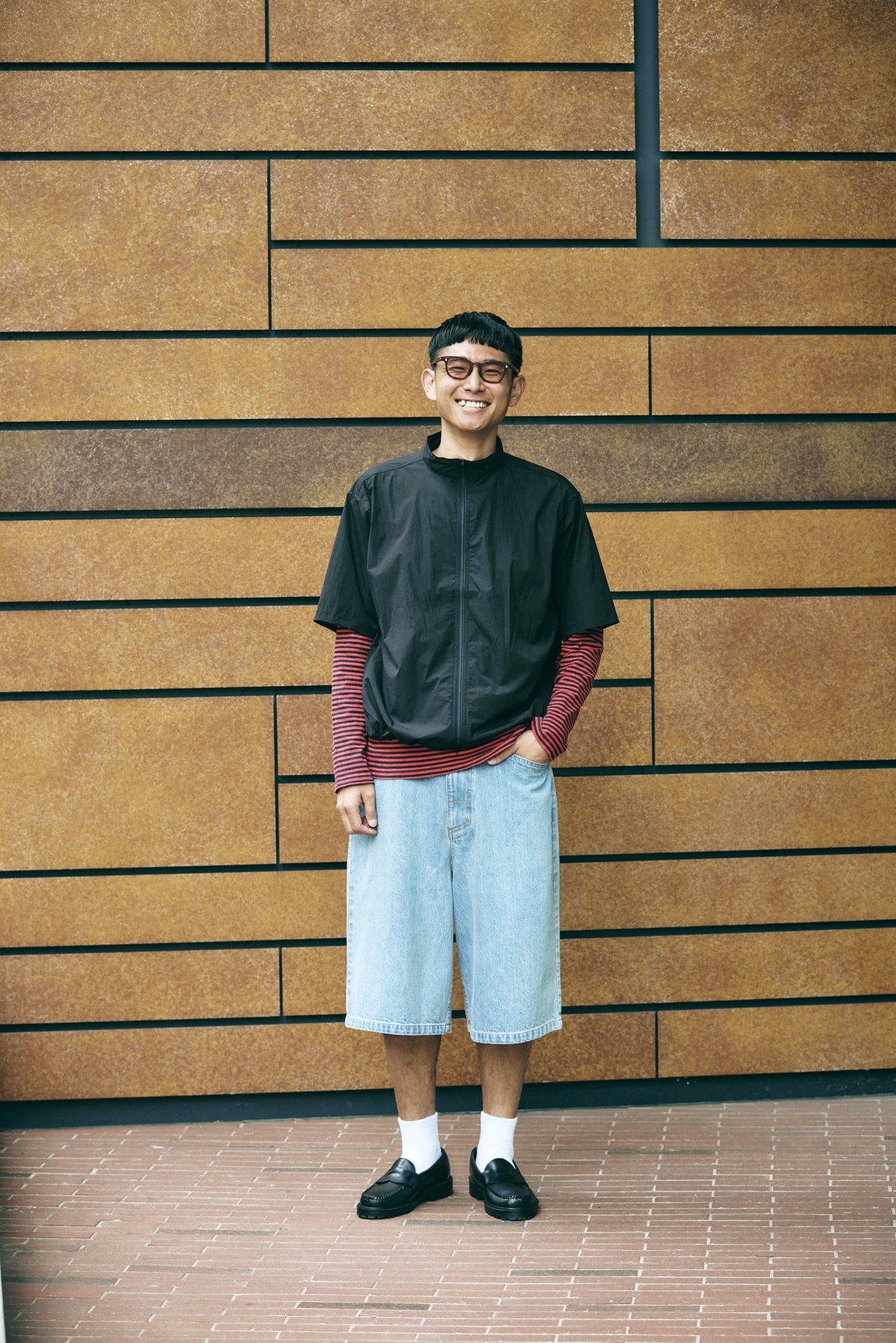 ①〈BEAMS〉のテックシャツの雨の日コーデの全身