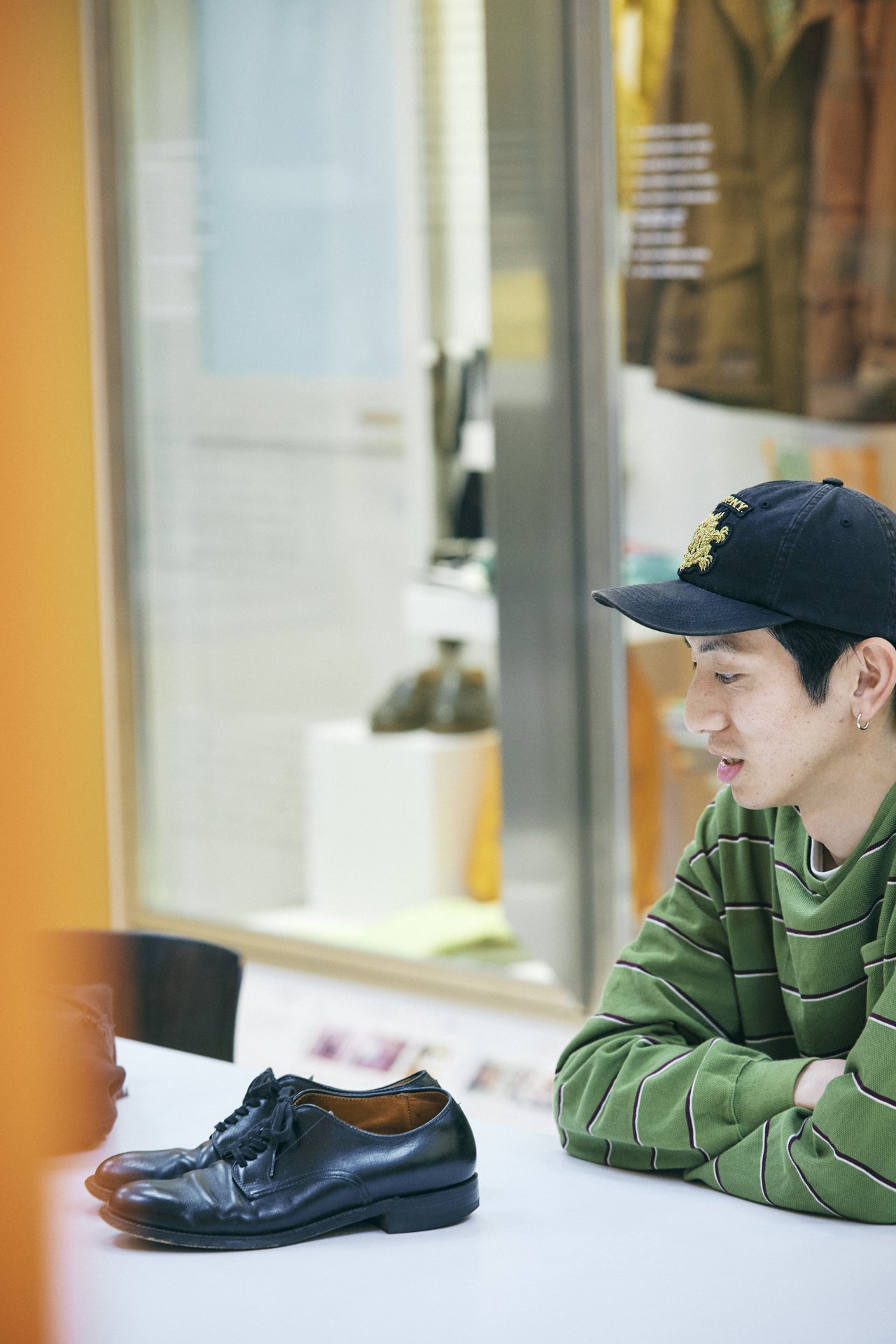 オシャレな人が買ってよかった〈Alden×BEAMS PLUS〉の革靴と岡村さん 2