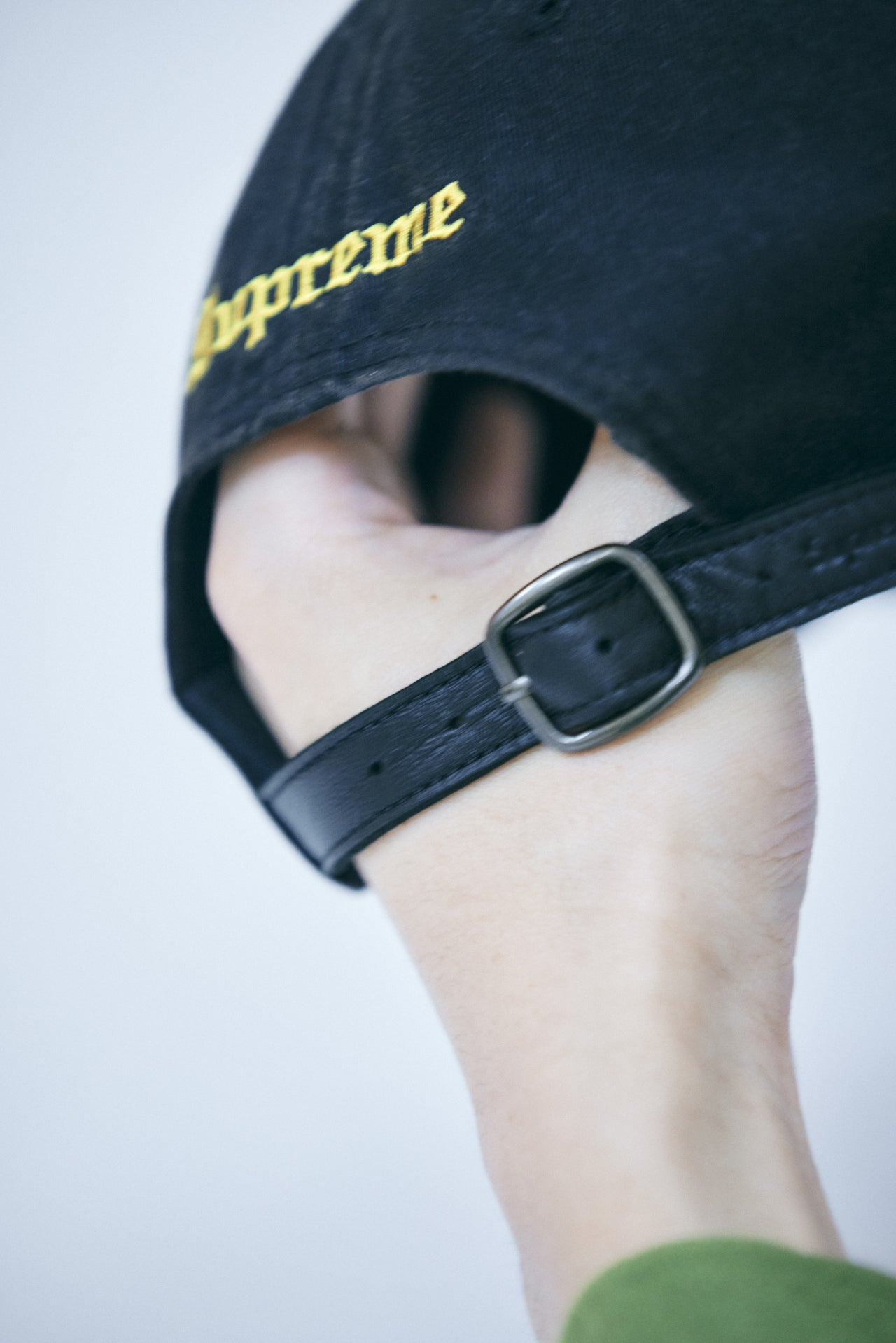 オシャレな人が買ってよかった〈Supreme〉のキャップのロゴ
