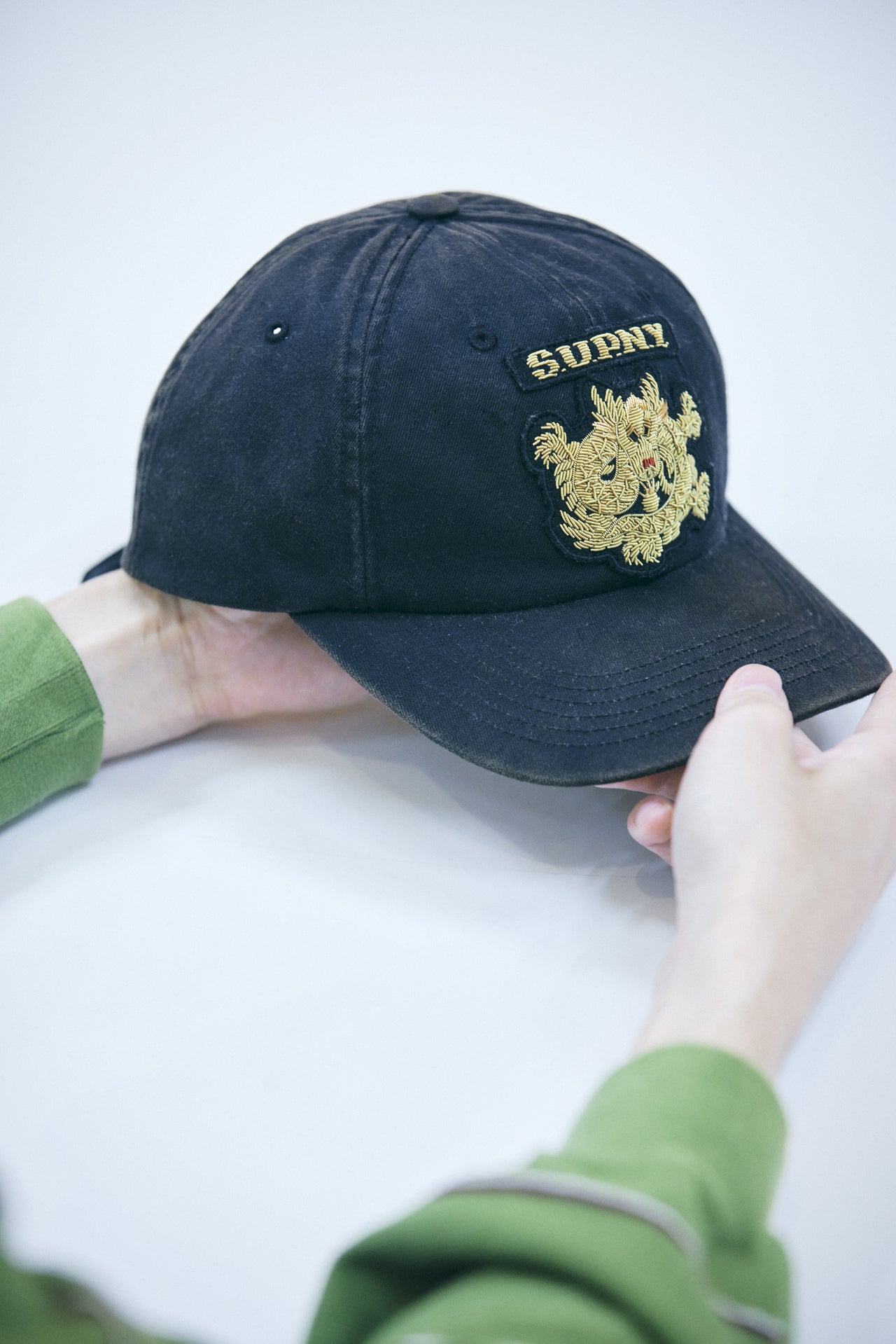 オシャレな人が買ってよかった〈Supreme〉のキャップ