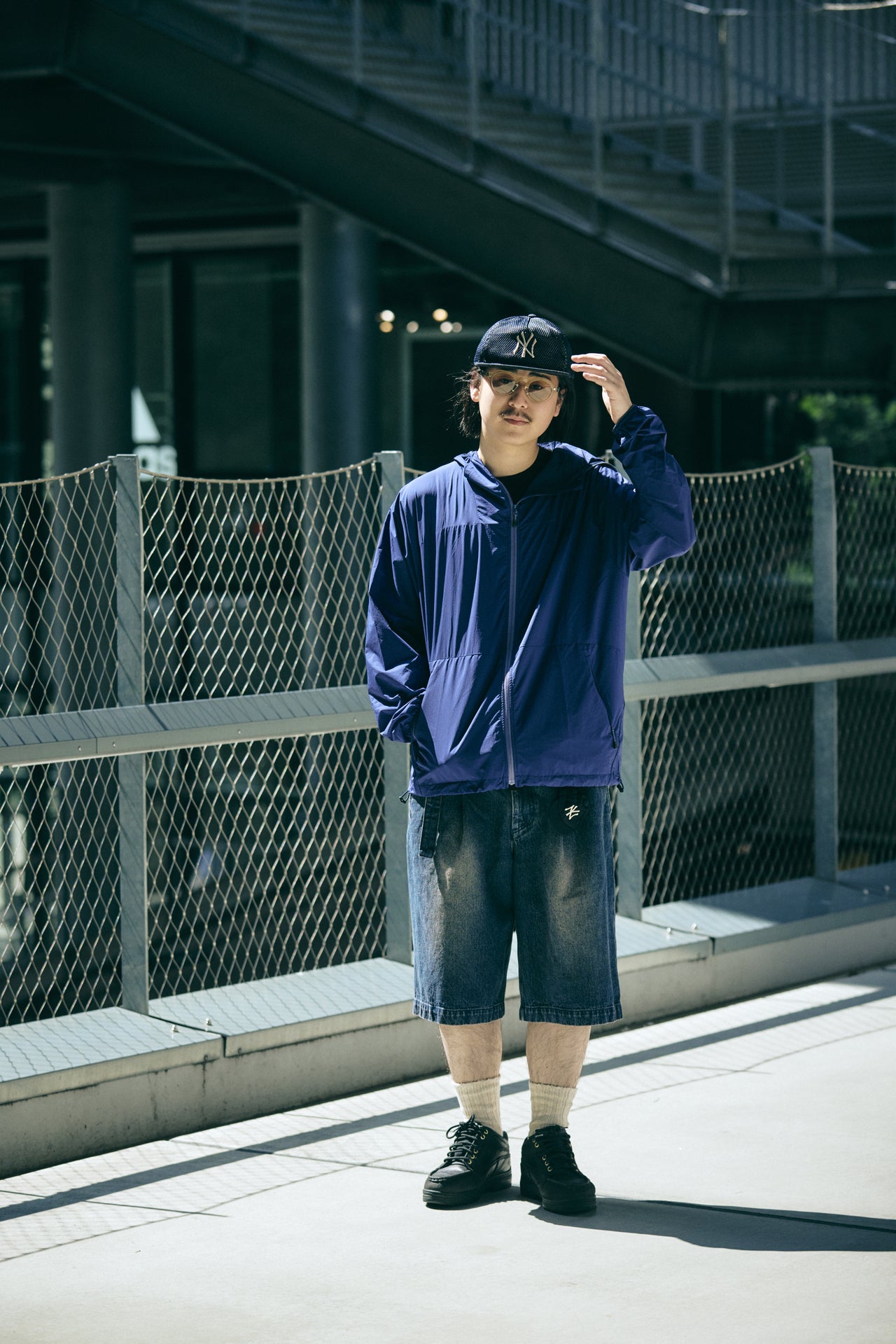 ④〈DAIWA×JOURNAL STANDARD relume〉のソフトシェルの雨の日コーデの全身