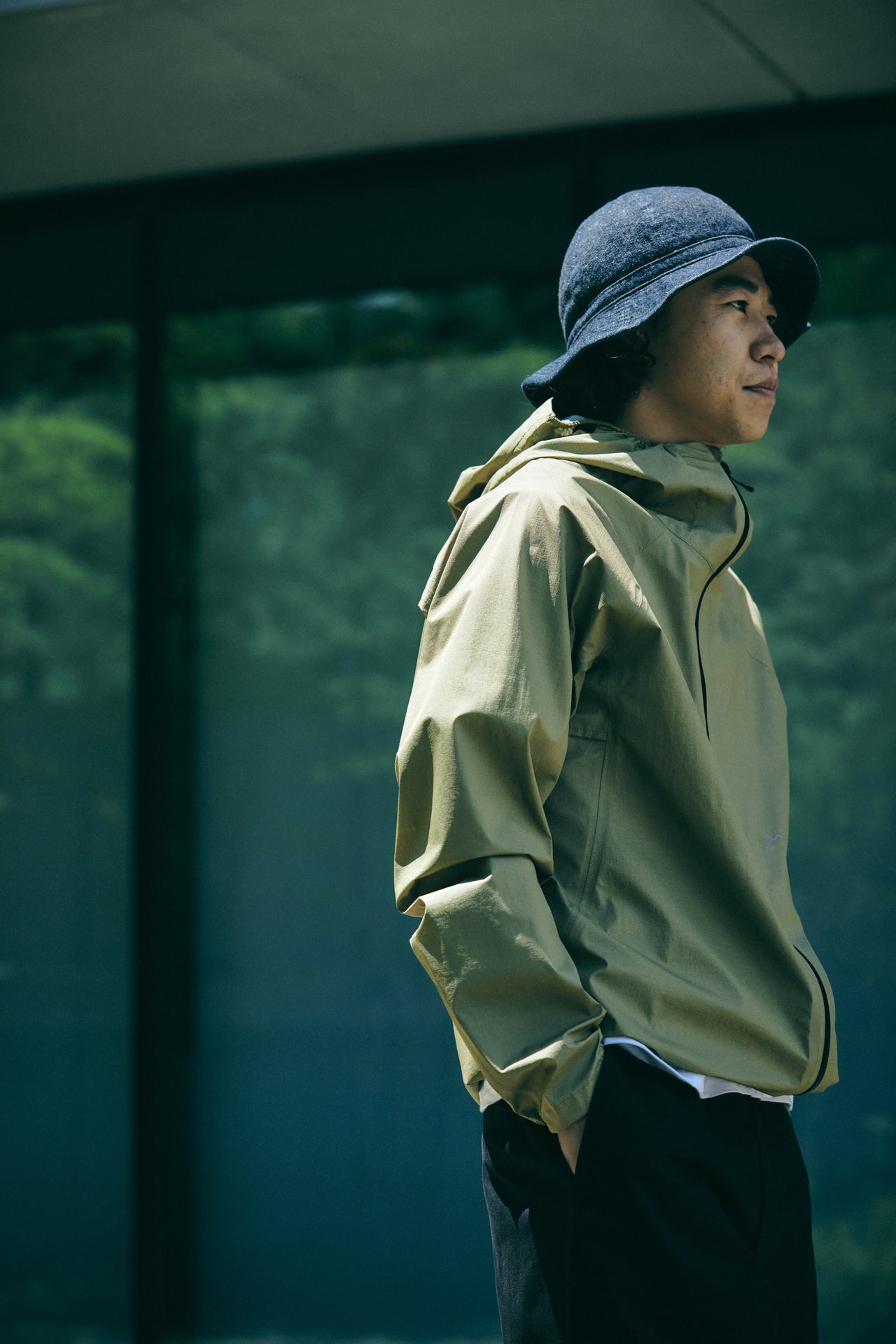 ②〈CAYL〉のシェルジャケットの雨の日コーデ