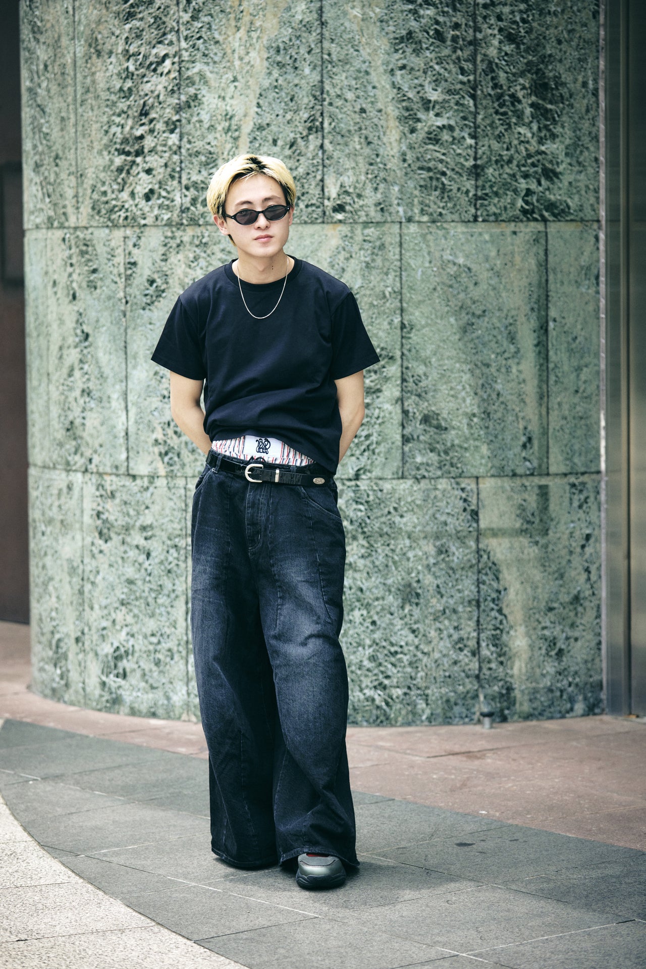 ①〈City Ambient Products〉のTシャツ/〈NEEDLES〉のデニムパンツ 3