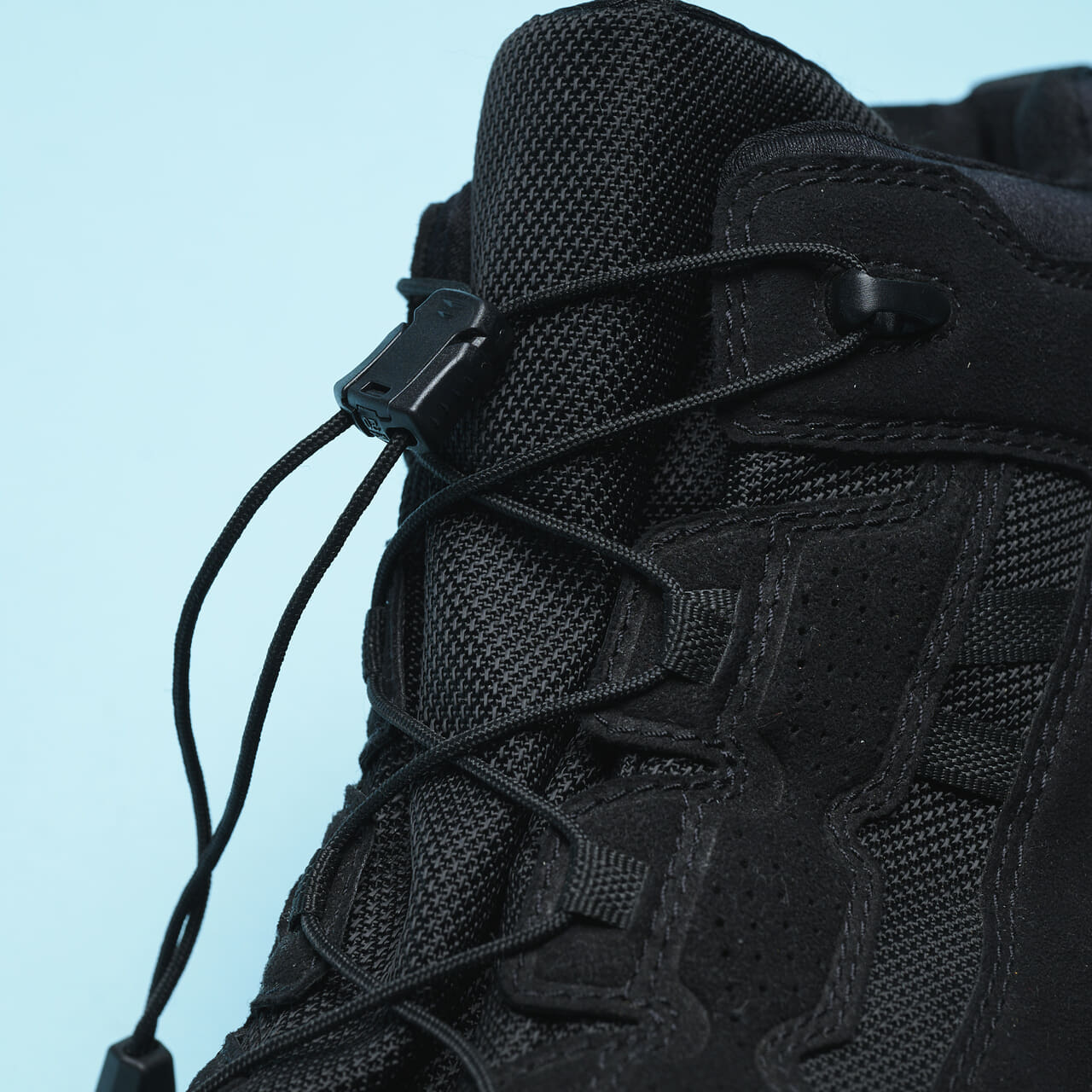 ディーベックの黒ゴアテックススニーカーFOGLE GORE-TEX MIDのシューレース