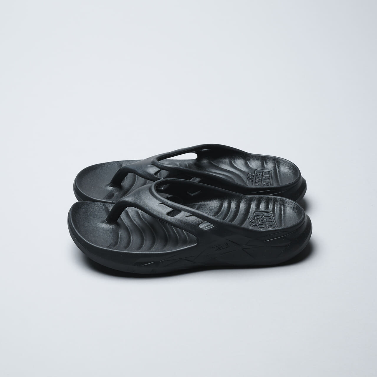7月に買うべきテバの黒サンダル apretrail flipのサイド