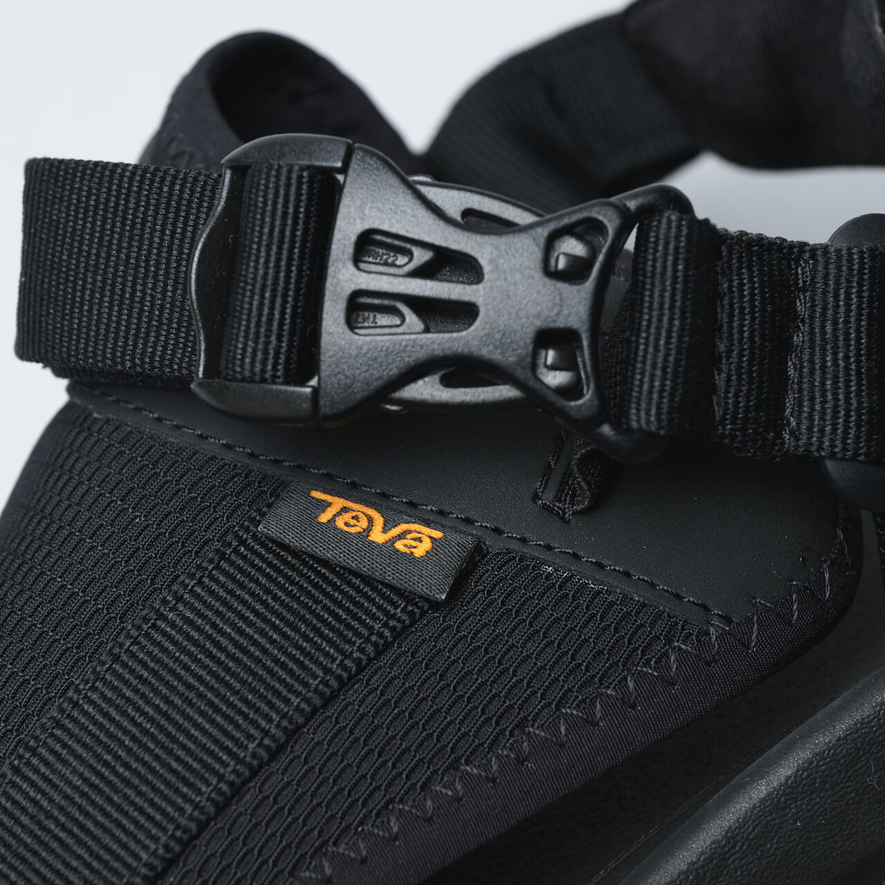 7月に買うべきテバの黒サンダル harricane ampsole voltのバックル