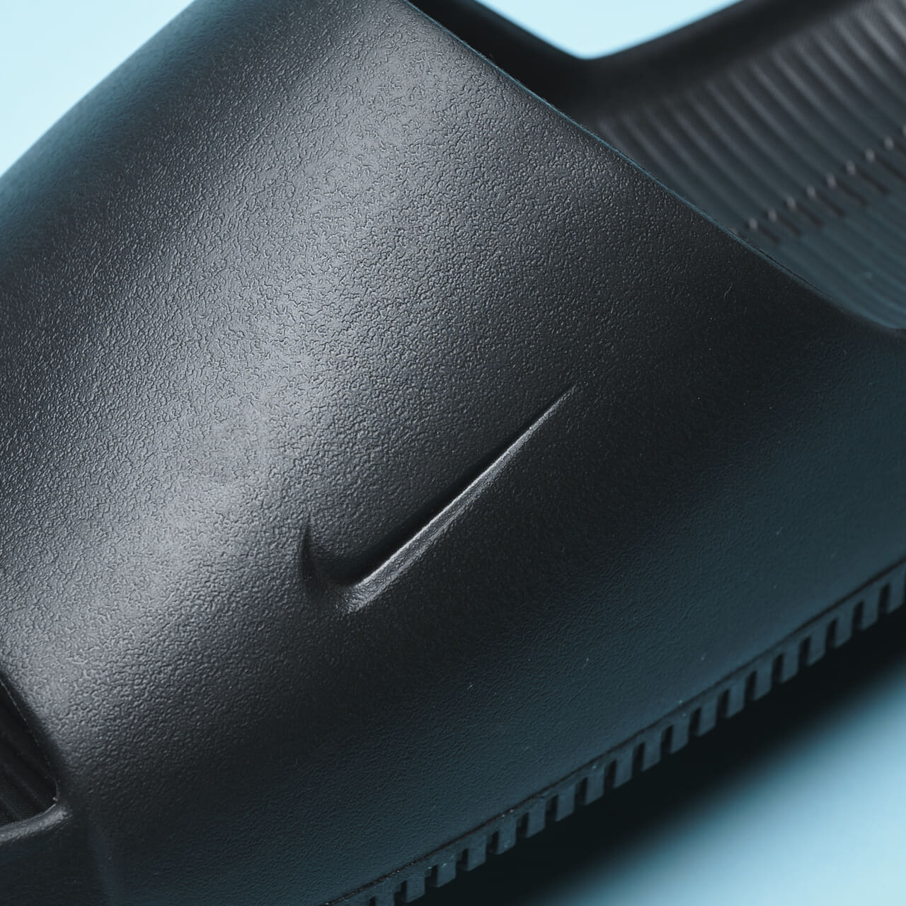 7月に買うべきナイキのサンダル NIKE CALM SLIDEのサイドロゴ
