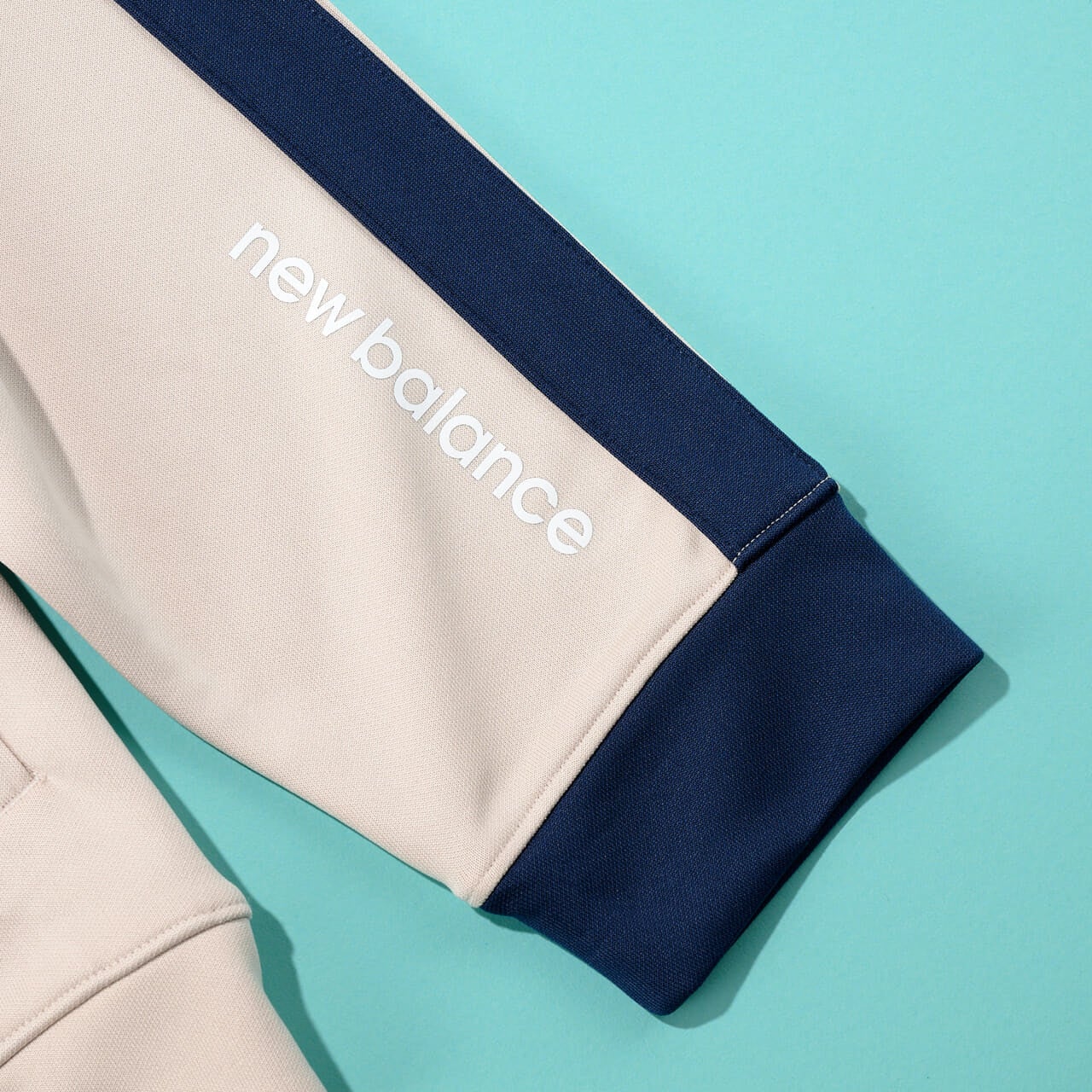 エディターが愛用するニューバランスのトラックジャケット／Knit Track Jacketの袖ロゴ