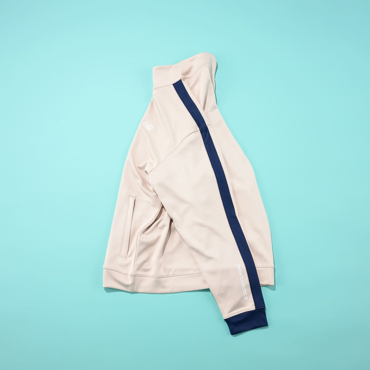 エディターが愛用するニューバランスのトラックジャケット／Knit Track Jacketの袖ライン