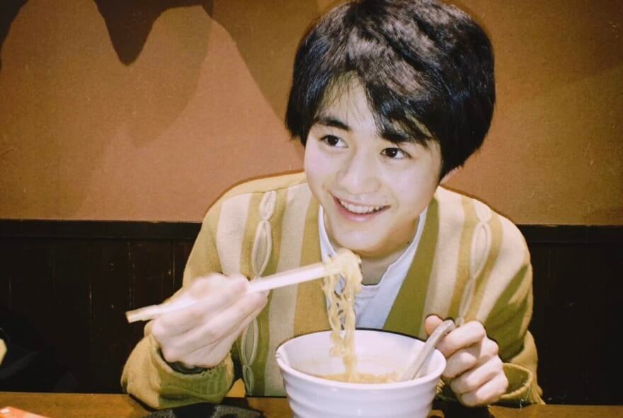 ラーメンを食べている鈴鹿央士