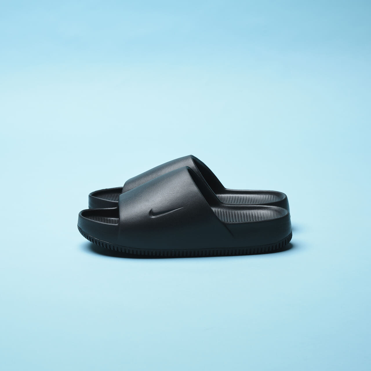 7月に買うべきナイキのサンダル NIKE CALM SLIDEのサイド