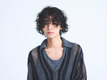 存在感のあるパーマスタイルが、夏ファッションを引き立てる【東京最旬ヘアカタログ】