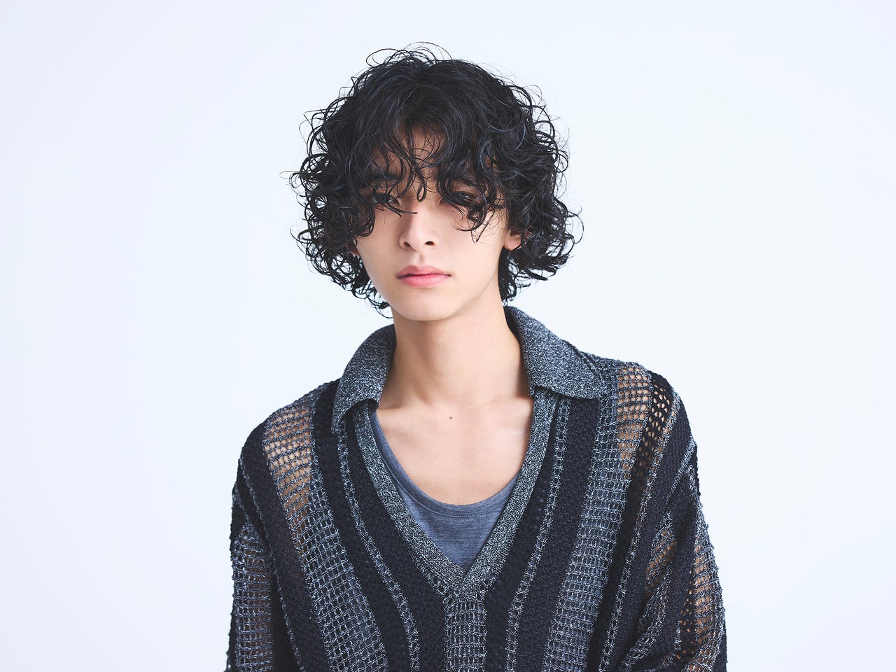 存在感のあるパーマスタイルが、夏ファッションを引き立てる【東京最旬ヘアカタログ】