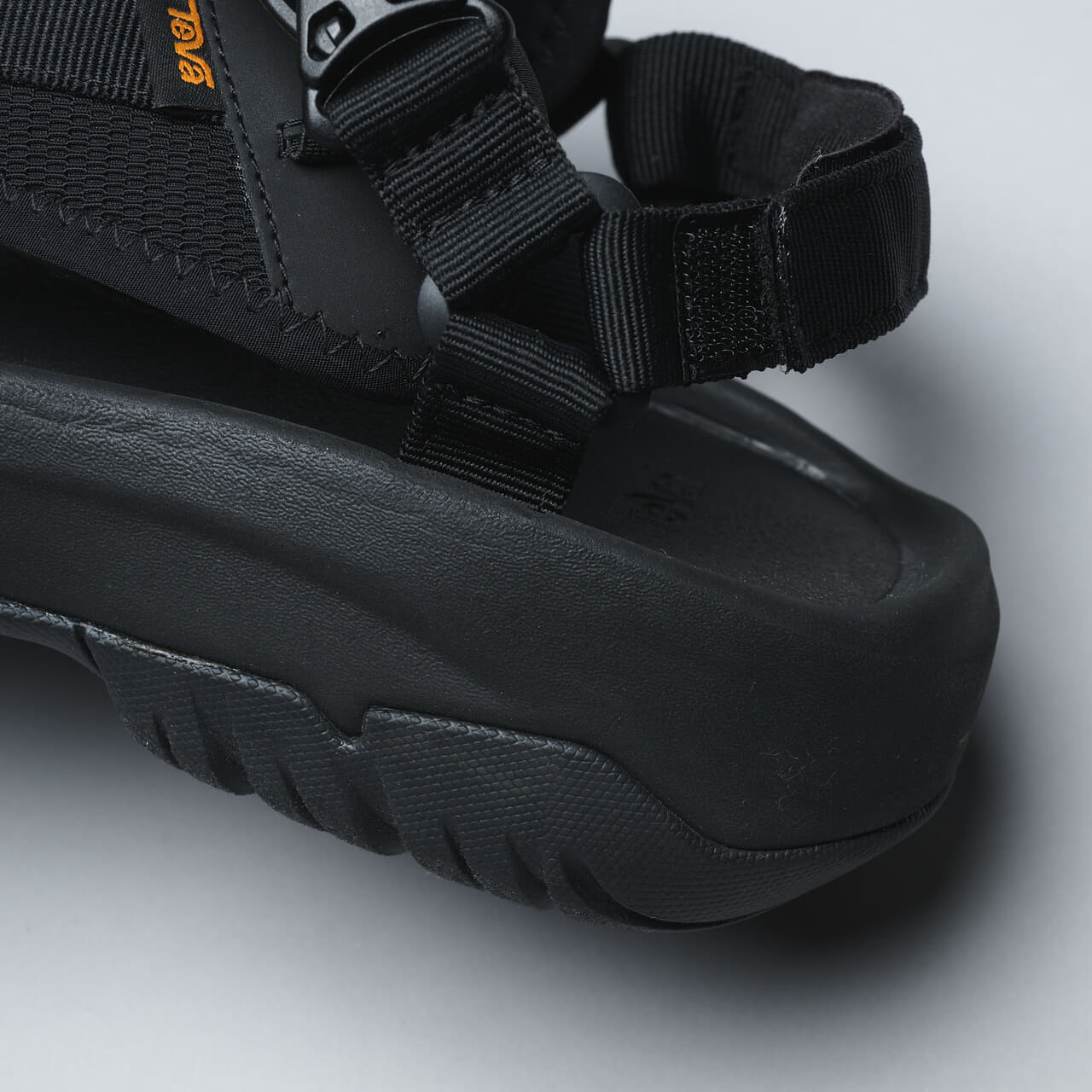 7月に買うべきテバの黒サンダル harricane ampsole voltのアウトソール