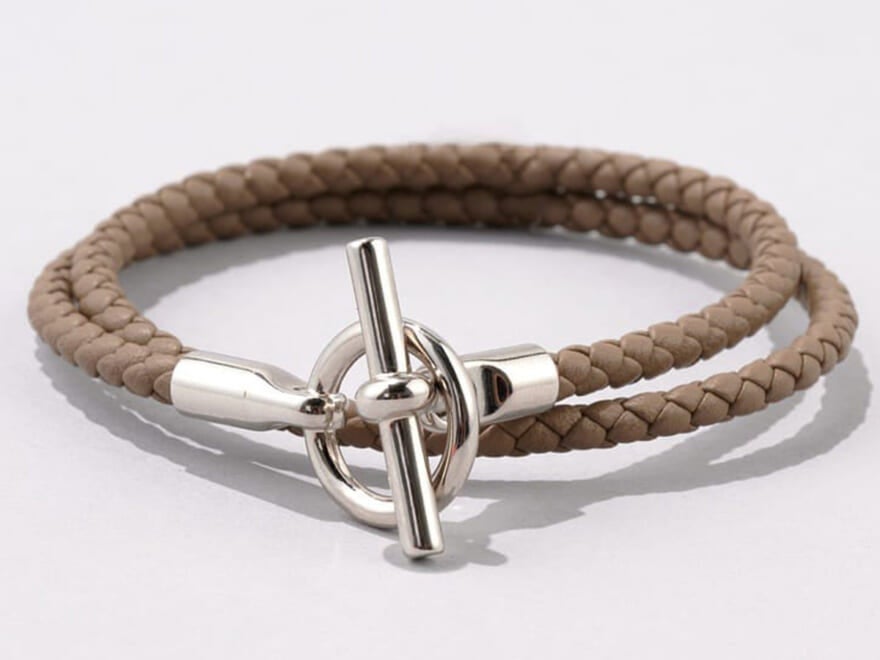 エルメス、トムウッド…オシャレな人が買ってよかった「愛用アクセサリー」３選。ブレスレット、リング…夏のTシャツに合わせたい名品！