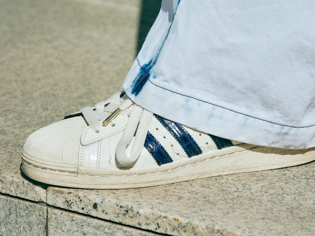 オシャレな人は「白いアディダス」が気分！ 特別なスーパースター、定番名品スペツィアル…正解スニーカースナップ３選！