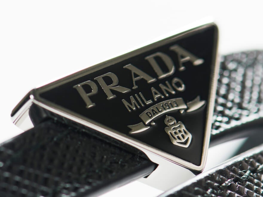 「プラダ」で夏のボーナスで買うべき“ご褒美ブレスレット”は洗練のブラックレザー！［PRADA］