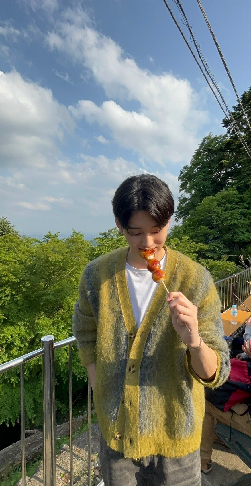 高尾山でお団子を食べる石川