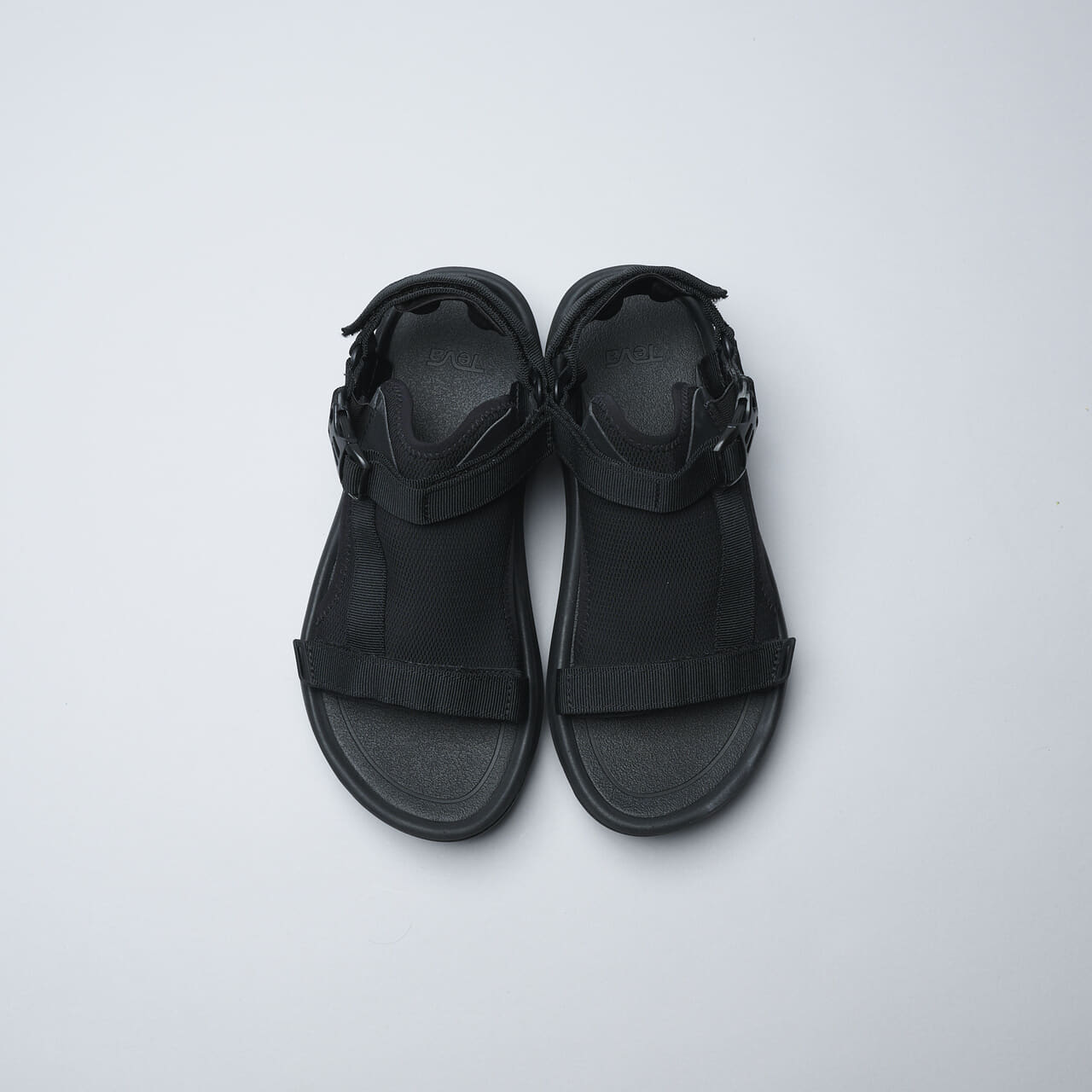 7月に買うべきテバの黒サンダル harricane ampsole volt