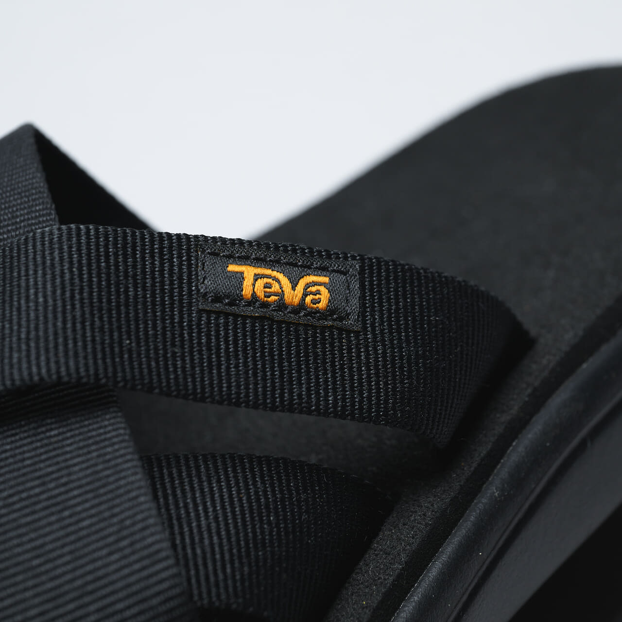 7月に買うべきテバの黒サンダル voya slideのロゴ