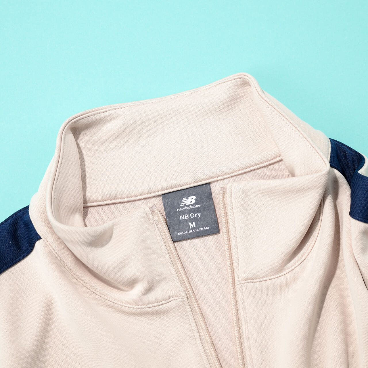 エディターが愛用するニューバランスのトラックジャケット／Knit Track Jacketのタグ